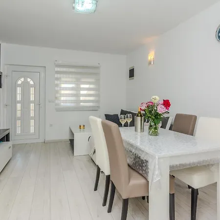 Apartment By The Sea - 18591 Vir